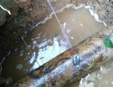 临城楼顶渗水维修公司分享下地暖漏水的原因及检测方法。